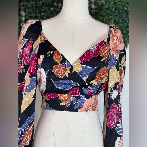 Band of the Free NWT Camille Berry Floral Crossover Tie Crop Top Bishop Sleeve - Picture 2 of 13